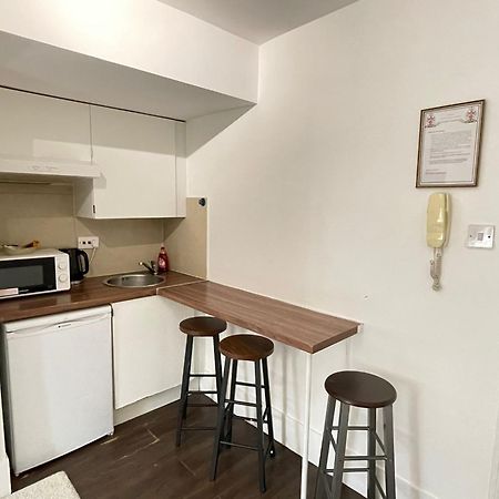Captivating 1-Bed Apartment In ลอนดอน ภายนอก รูปภาพ