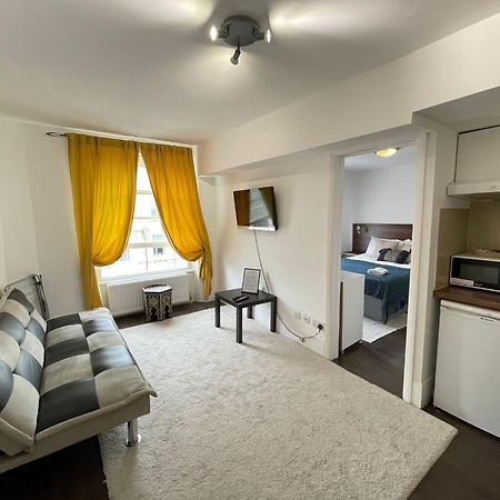 Captivating 1-Bed Apartment In ลอนดอน ภายนอก รูปภาพ