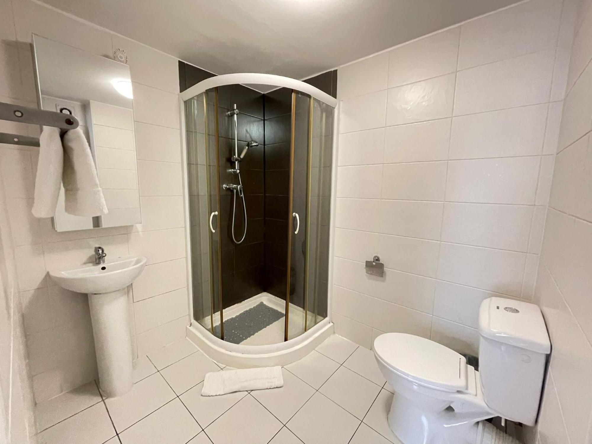 Captivating 1-Bed Apartment In ลอนดอน ภายนอก รูปภาพ