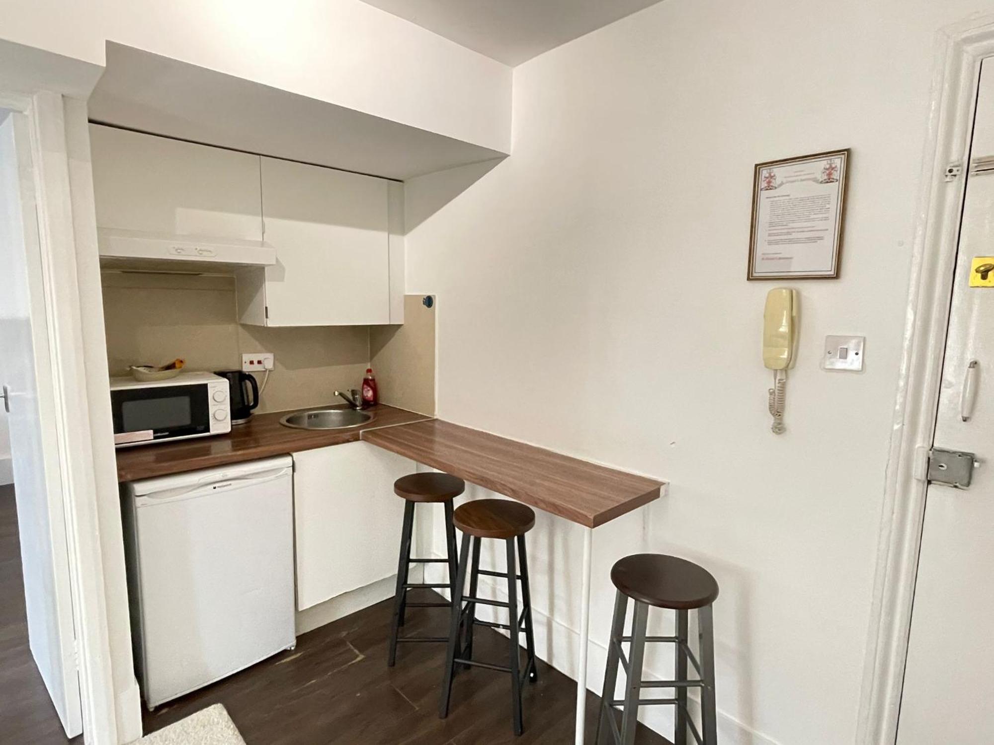 Captivating 1-Bed Apartment In ลอนดอน ภายนอก รูปภาพ