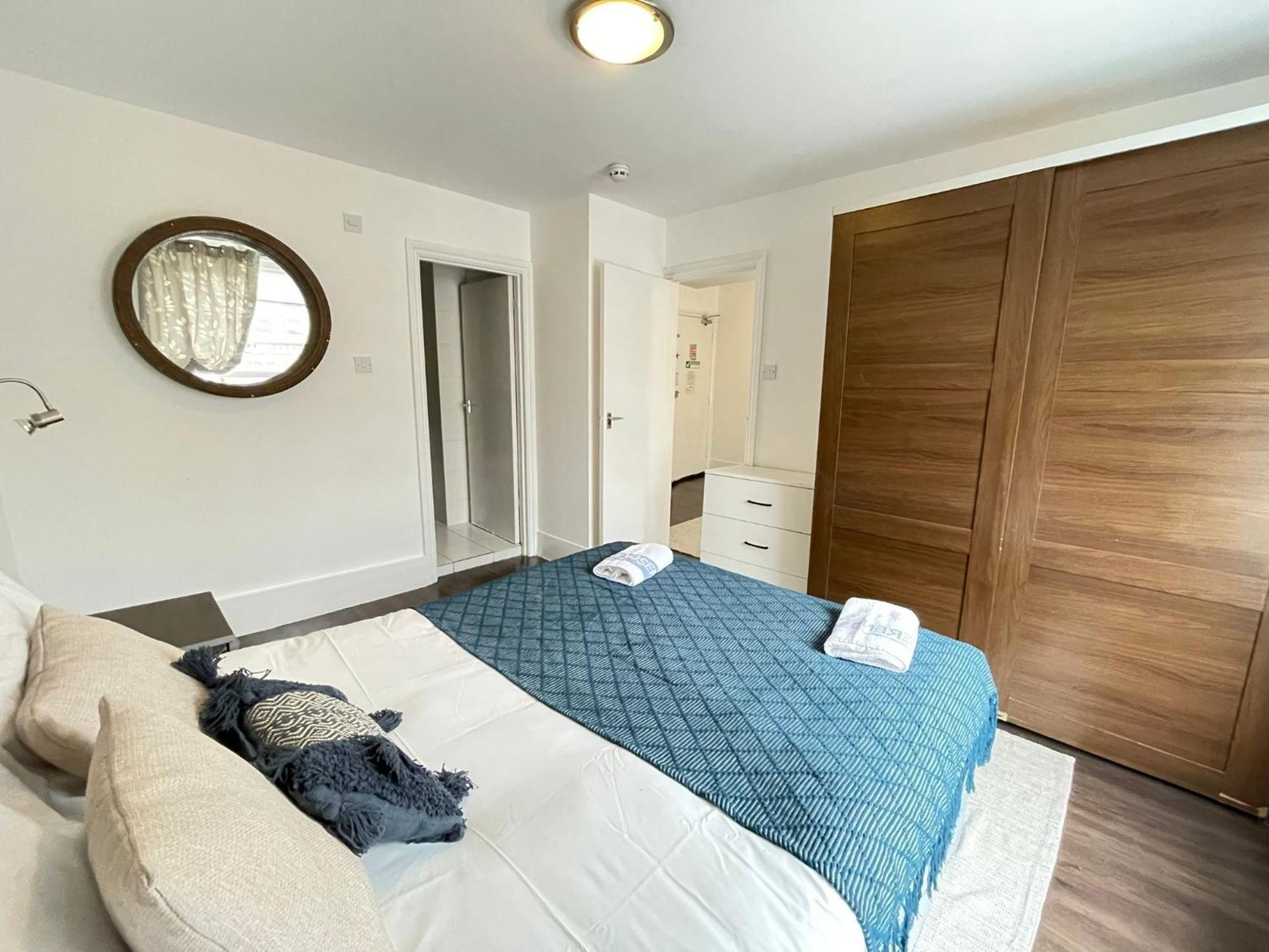 Captivating 1-Bed Apartment In ลอนดอน ภายนอก รูปภาพ