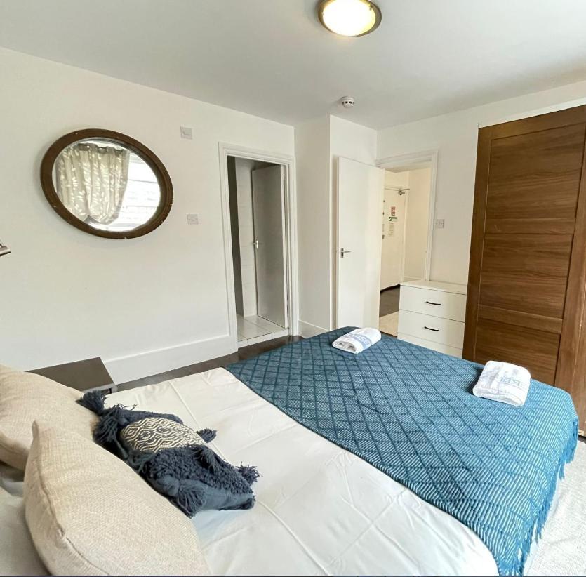 Captivating 1-Bed Apartment In ลอนดอน ภายนอก รูปภาพ