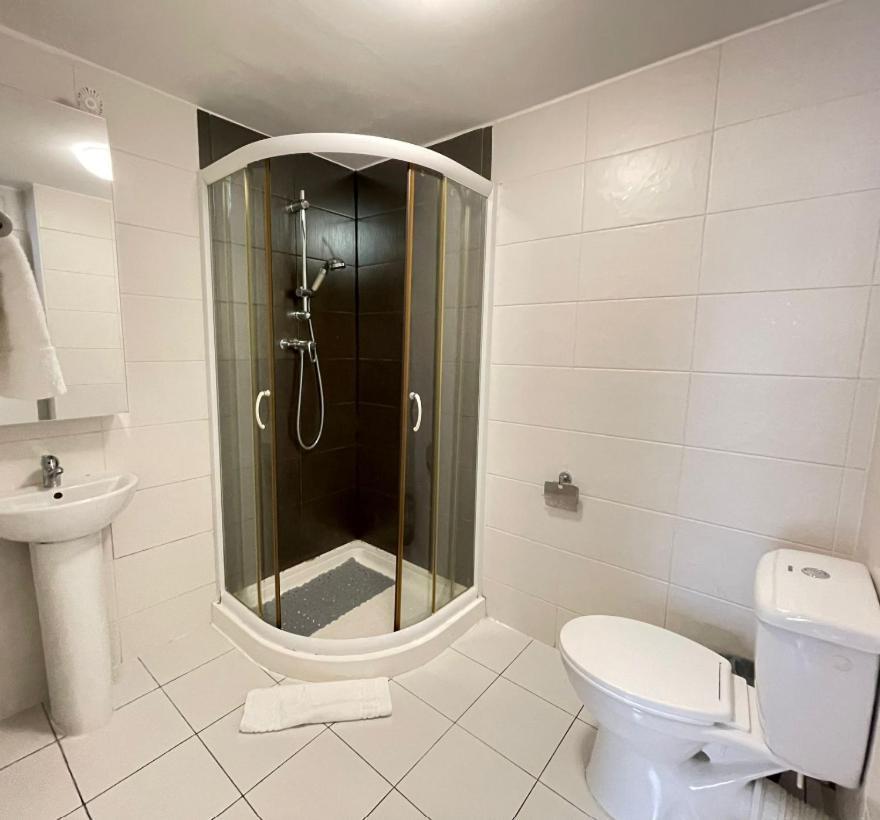 Captivating 1-Bed Apartment In ลอนดอน ภายนอก รูปภาพ