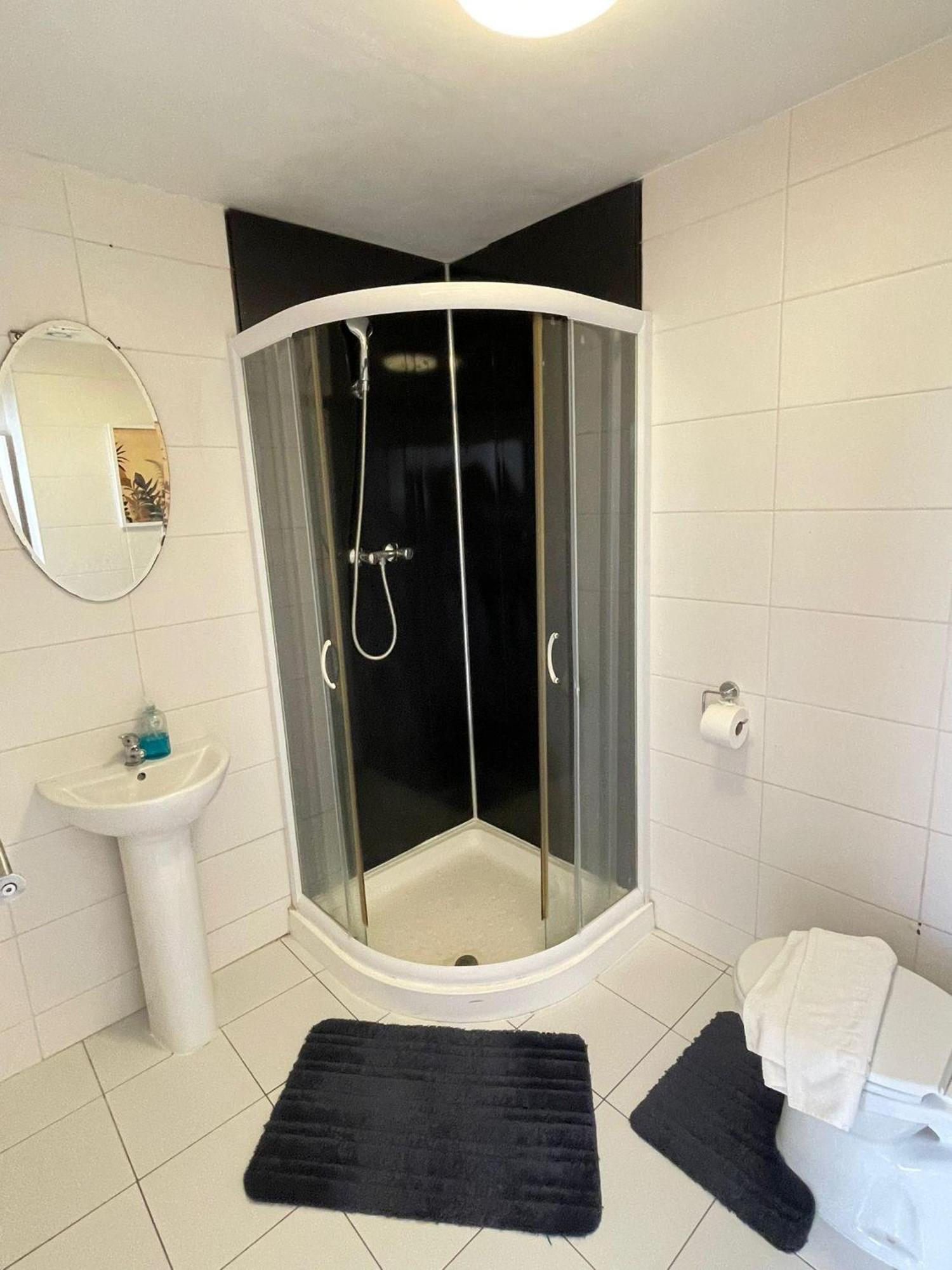 Captivating 1-Bed Apartment In ลอนดอน ภายนอก รูปภาพ